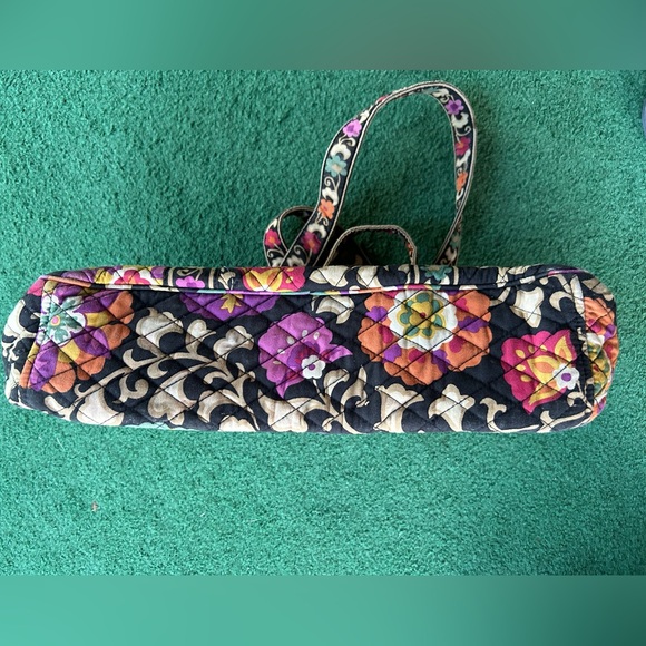 Vera Bradley 2011 double handled handbag with zipper that zips left or right. - Picture 2 of 13
